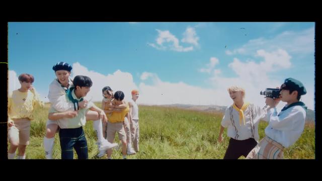 In the MV for The View, Changbin gives Lee Know a piggyback, and I.N gives Hyunjin a piggyback.