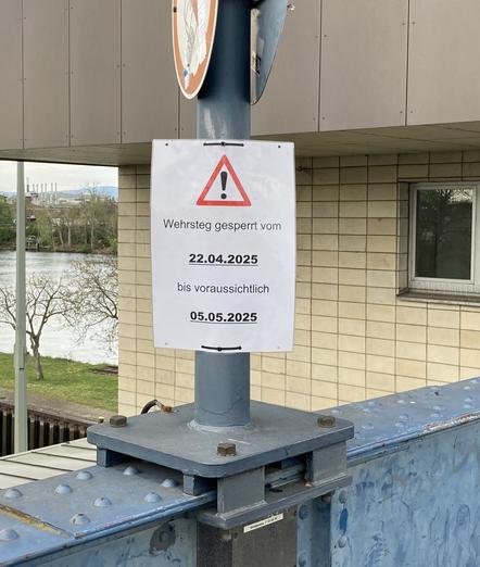 Foto eines Schildes auf der Staustufe Griesheim: Wehrsteg gesperrt vom 22.04.2025 bis voraussichtlich 05.05.2025