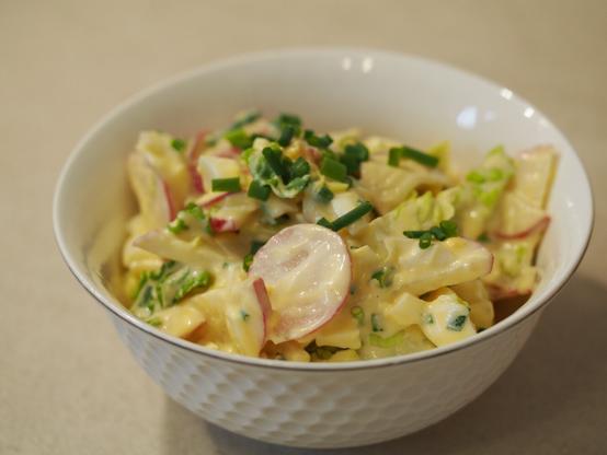eine kleine Schüssel gefüllt mit dem Eiersalat.