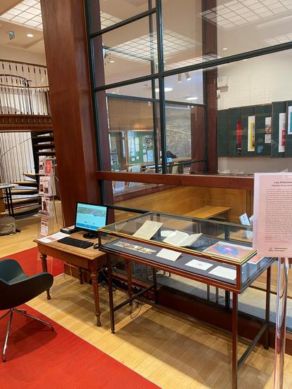 Eingangshalle der BHVP mit einer Vitrine, in der das Adressbuch ausgestellt ist und Dokumente, Statistiken, eine Heatmap mit der Adressverteilung, links daneben ein kleiner Tisch mit Stuhl, darauf ein Computer auf dessen Bildschirm die Startseite der Website des Adressbuchs zu sehen ist