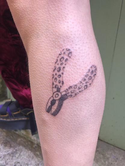 Tatouage d’une pince plate motifs léopard