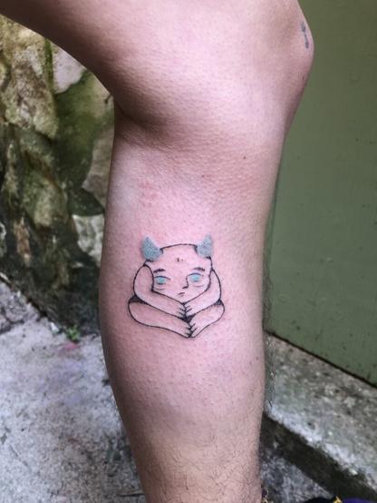 tatouage d’un petit diable sur le mollet