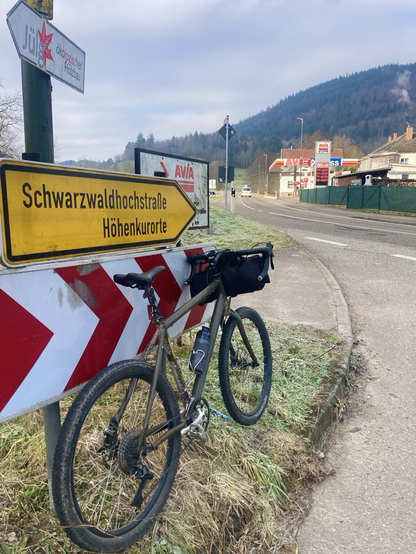 Hinweisschild Schwarzwaldhochstraße mit grünem Fahrrad davor