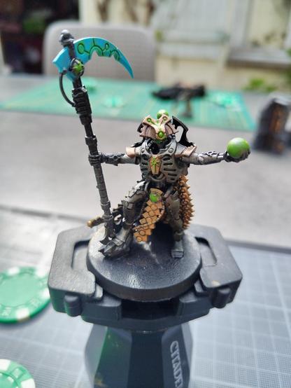 Photo d'une figurine Tretarque Nécron peinte