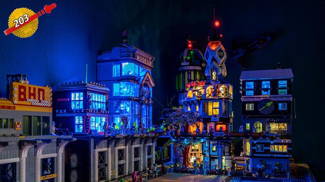 Eine aus Klemmbausteinen gebaute Skyline einer futuristischen Stadt. Die Gebäude sind beleuchtet.