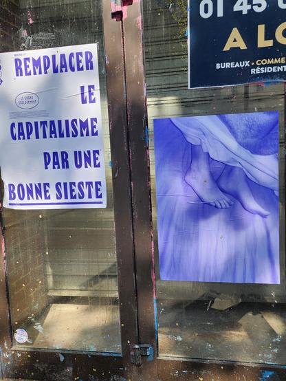 Sur la même vitrine l'affiche 1 et à sa droite dans les ton blancs et violets une paire de pieds dénudés dépassant d'une couette