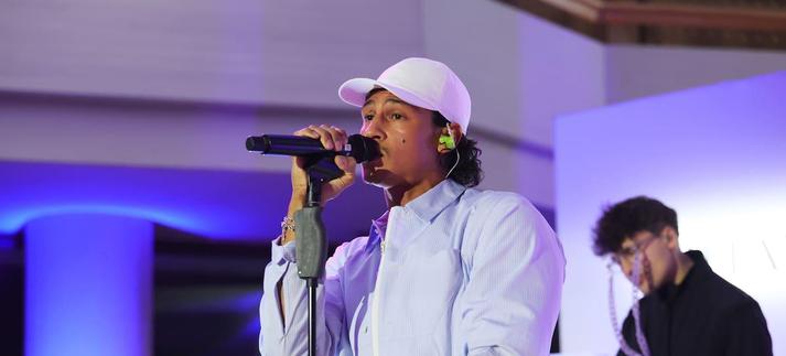 Emilio Sakraya cantando en la inauguración de una tienda de Tiffany&Co en Alemania / Andreas Rentz