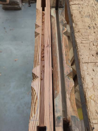 Foto met links de nieuwe stijl van de poort, met houtsnijwerk zoals de oude stijl ook heeft.