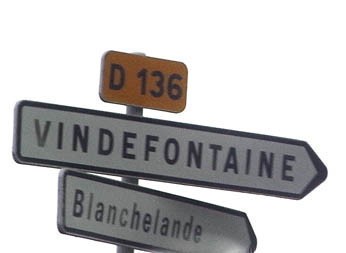 Panneaux directionnels sur la D136 indiquant Vindefontaine et Blanchelande