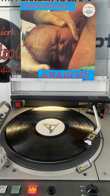 Vinyl Schallplatte „Chumbawamba-Anarchy“ auf einem Plattenspieler.