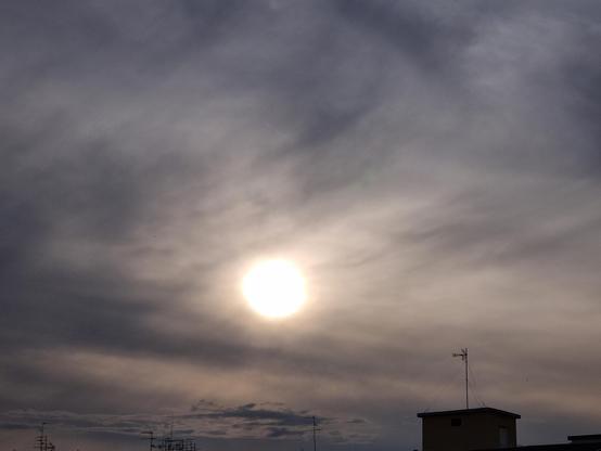 Nel cielo grigio, il sole esce a farsi vedere durante il tramonto