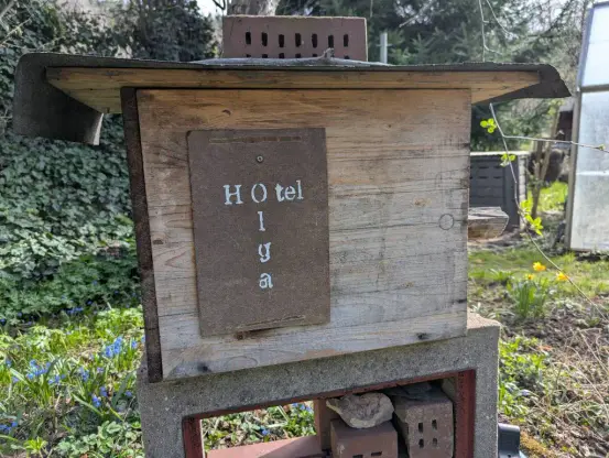 Ein Holzkasten mit Dach und einem Schild "Hotel Olga".