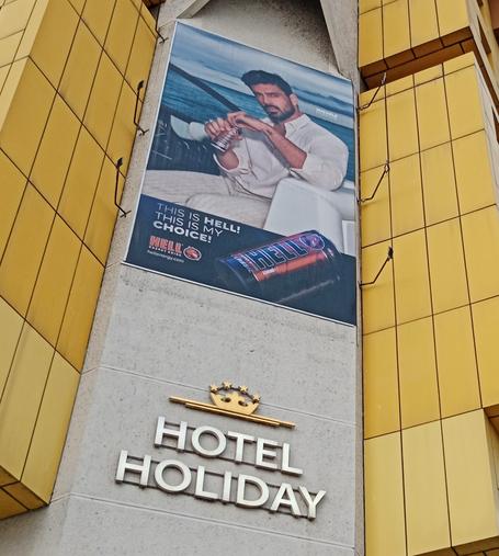Perfetto marketing placement sopra la scritta dell'hotel, dice "this is hell! This is my choice"
(Hell è un drink, pubblicizzato da un bonazzo su una barca, stampato su un manifesto gigante sopra la scritta col nome dell'hotel)