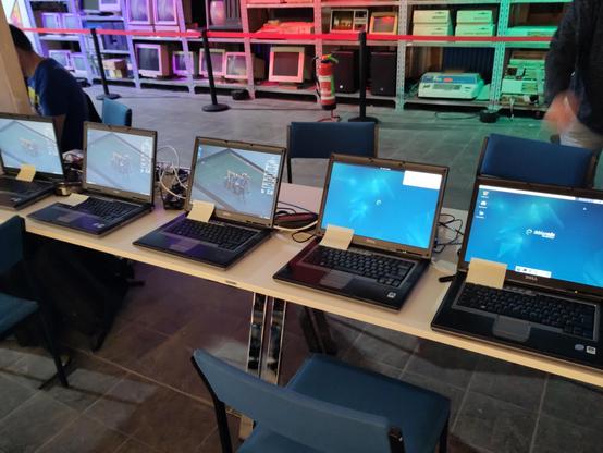 Fünf Laptops desselben Herstellers mit unterschiedlichen Linux-Distributionen.