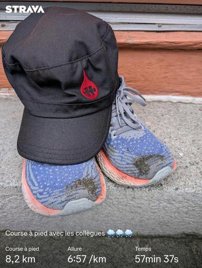 Casquette et paire de baskets trempées et statistiques de la course du jour