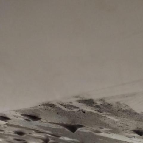 Abgewischter Teil: wie neu.
Beim anderen Teil hängt der vor Dreck schwarze Schaum.