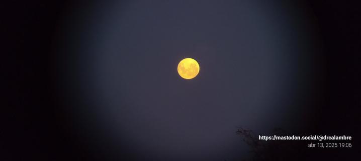 La luna llena rosa de anoche desde El volcán de La laguna Azul.
La laguna Azul es un espejo de agua de origen freático ubicado en el cráter de un volcán inactivo del campo volcánico de Pali Aike, situado en la estepa patagónica, cerca del estrecho de Magallanes. Está situada  a 62 km al sur de la ciudad de Río Gallegos en el departamento Güer Aike, en la provincia de Santa Cruz (República Argentina)