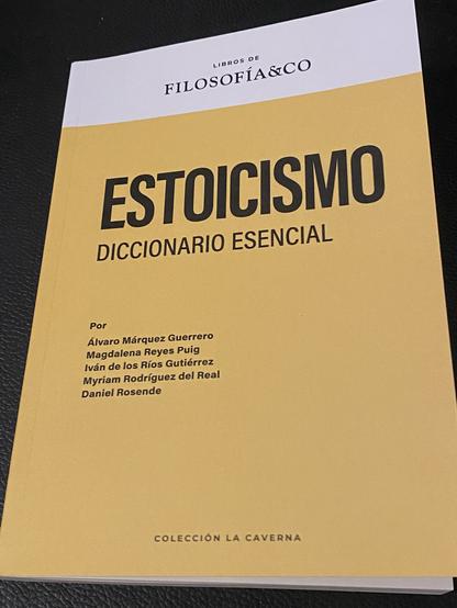 Portada del libro Estoicismo: Diccionario esencial. Una portada tremendamente simple, de fondo amarillo con el título en portada y debajo los nombres de sus autores. Ninguna ilustración ni nada especialmente reseñable.