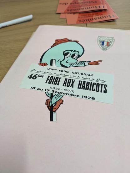 Une photo d'un document d'archives des années 1970 avec un logo kitsch présentant la foire aux haricots.