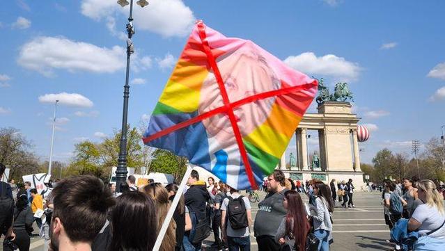 Milers d'hongaresos surten als carrers per protestar contra la prohibició de l'Orgull (EFE / Marcel Nagy)