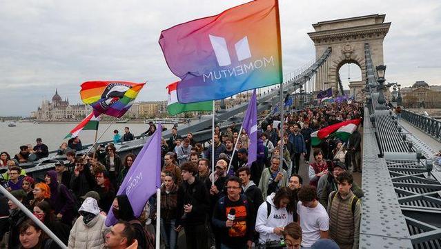 Manifestants de Budapest protesten contra les esmenes constitucionals dirigides a la comunitat LGBTQI+ (Reuters)