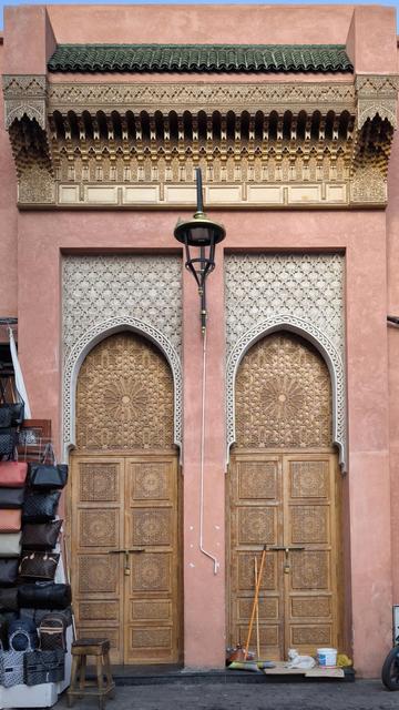 Türen mit orientalischen Ornamenten in Marrakesch