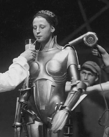 Brigitte Helm en el set de Metropolis (1927), obra maestra de Fritz Lang.