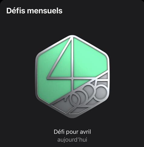 Badge des défis mensuels pour avril 2025 recus. Il est de forme hexagonale métallique, de couleur vert clair avec le chiffre 4 gravé.