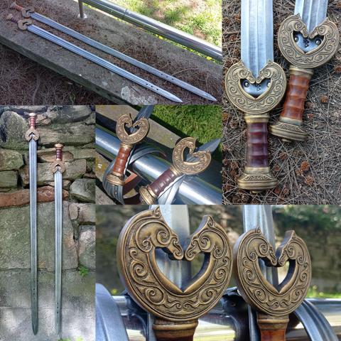 Collage de 5 fotos. Otra general de los cinturones estirados sobre una piedra, esta vez a la sombra para comprar los efectos de brillo metálico. Un primer plano de las empuñaduras sobre un suelo con piñones y agujas de pino secos. Al centro, los cinturones enrollados a tres cuartos de lado, en otra barra metálica, la luz del sol intensa arrancando fuertes destellos tanto de la barra metálica real como de la pintura metalizada de los cinturones. Foto frontal de los cinturones colgando de un murete de piedras con la luz del sol filtrándose por entre las copas de los árboles. Y un plano detalle de las guardas, los relieves de las filigranas y las anillas metalizadas de debajo de las guardas