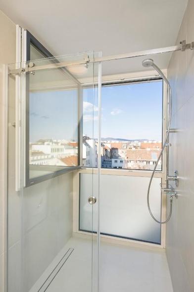 Ein Duschraum mit großem Fenster.