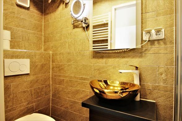 Ein goldenes Badezimmer.