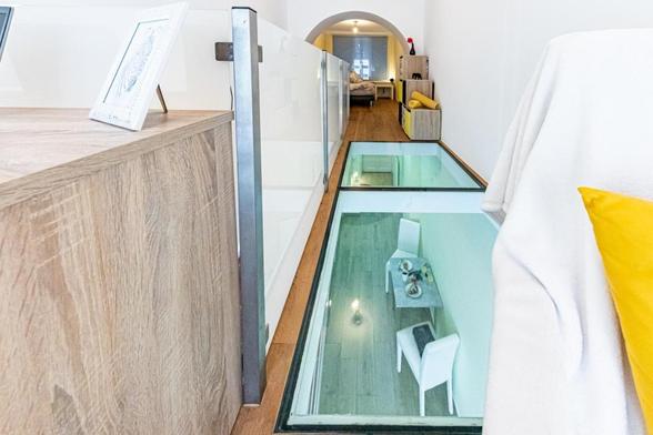 Eine Wohnung mit Glasboden.
