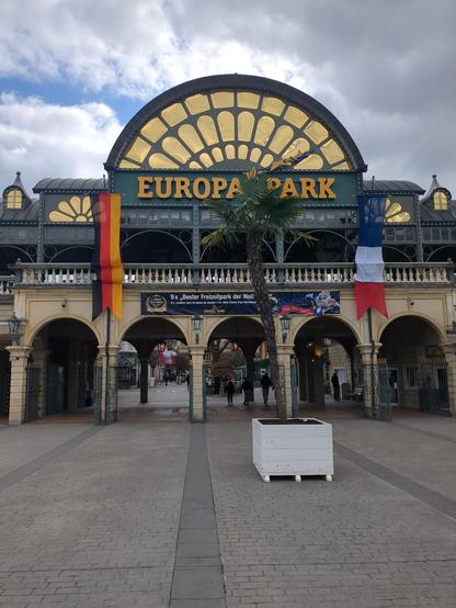 Eingangsportal des Euripaparks. Über einem Eingang mit fünf riesigen Torbögen, links eine deutsche, rechts eine französische Flagge, ist in großen gelben Buchstaben 'Europapark' zu lesen