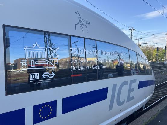 ICE 3 im Europa-Design mit Aufkleber 25 Jahre ICE International