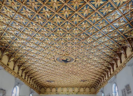 Highly ornate gilt ceiling in the Gallerie dell'Accdemia. Featuring diagonally placed squares, each with a starburst pattern inside.