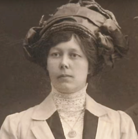 Foto van Ina Boudier-Bakker bij haar huwelijk in 1902. Bron Wikimedia Commons, PD: https://commons.wikimedia.org/wiki/File:Ina_Boudier-Bakker_wedding_picture.png
