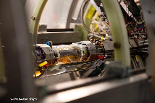 Die dünnen Pixelchips für das Mu3e-Experiment werden am Paul Scherrer Institut installiert. (Foto/©: Niklaus Berger)