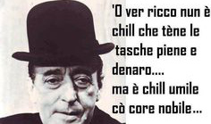 Immagine di Totò con la sua bombetta in testa e una sua citazione: 
Il vero ricco non è chi ha le tasche piene di soldi, ma chi è umile col cuore nobile