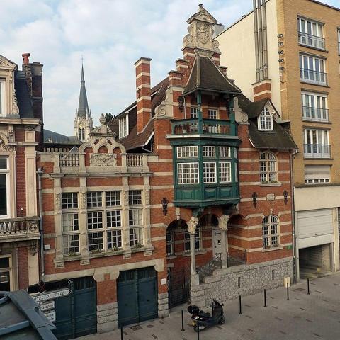 Maison du collectionneur à #Tourcoing (#Nord) Construite en 1913 par l'architecte tourquennois Jean-Baptiste Maillard pour l'industriel et peintre Ernest Desurmont. La famille Desurmont avait fait fortune au dé...
Suite 👉 https://monumentum.fr/monument-historique/pa59000212/tourcoing-maison-du-collectionneur
#Patrimoine #MonumentHistorique
Photo CC-BY-SA 4.0 : Jpcuvelier