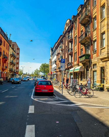 Blick in den verkehrsberuhigten Verkehrsbereich in der Langen Rötterstraße