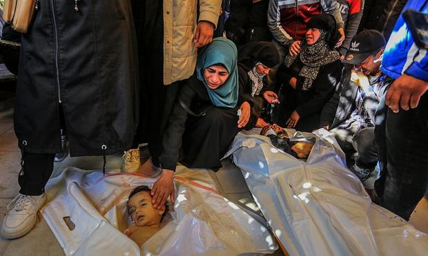 Imagen de menores palestinos víctimas de bombardeos israelíes, en la Franja de Gaza. (Abed Rahim Khatib/Anadolu via Getty Images)