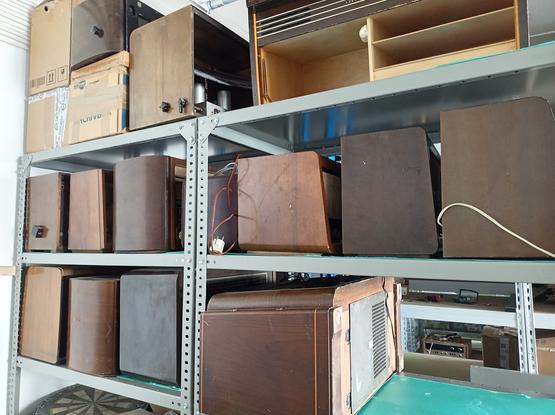 Sammlung von Röhrenradios in einem Stahlregal