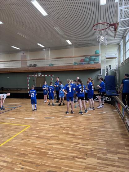 Ein Trainer erklärt den SpielerInnen, welche Übung gemacht werden soll und worauf man achten muss beim Floorball