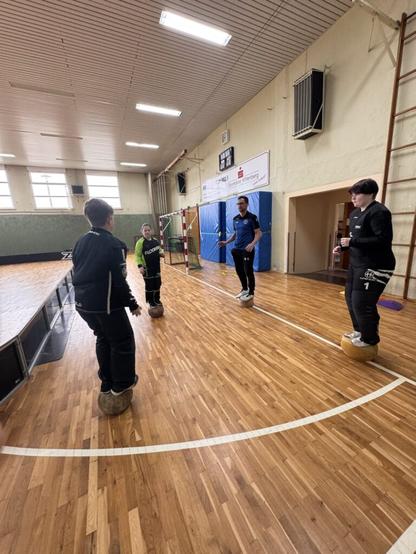 Goalis beim Floorbaltraining, hier speziell die balance. Dazu steht jeder auf einem Medizinball und man wirft sich einen Ball wechselseitig zu, ohner herunter zufallen