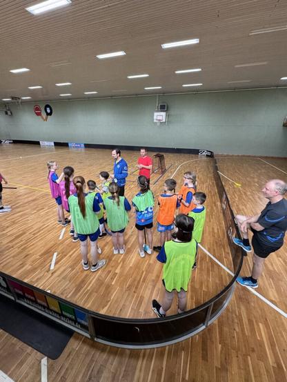 Floorball SpielerInnen bei der Einteilung zum Testspiel