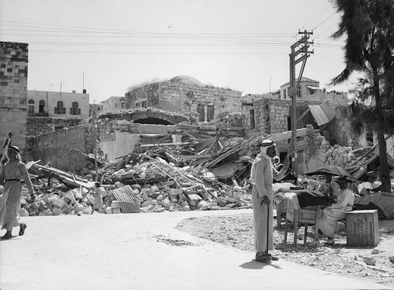 Vue photographique des décombres à Jénine après qu'un quart de la ville a été dynamité par les forces britanniques en 1938, en représailles à l'assassinat d'un fonctionnaire du Royaume-Uni.