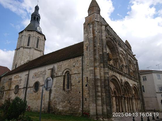 La splendide église romane de St-Nicolas-de_Civray, 12è s, sous un ciel entre coton et bleu pastel.