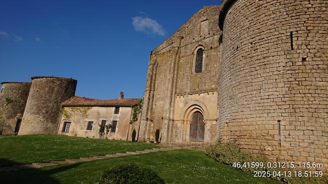 Les tours de Château-Larcher, si similaires aux plus anciennes tours encore debout à Carcassonne, entre un ciel bleu profond et l'herbe vert plein du gazon.