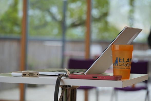 Un Fairphone et un Framework comme outils de démo  (et surtout d'usage au quotidien, qui utilisent respectivement Lineage OS et Debian) :)
