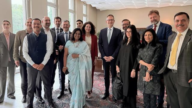 Gruppenbild u.a. mit Staatssekretär Stefan Schnorr und Mitgliedern der deutschen sowie indischen Delegation.